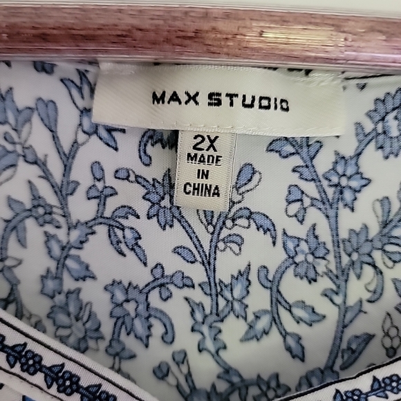 Max Studio Plus Size 2x Top Button Detail Long Sleeve Blue & White Floral - Picture 6 of 11